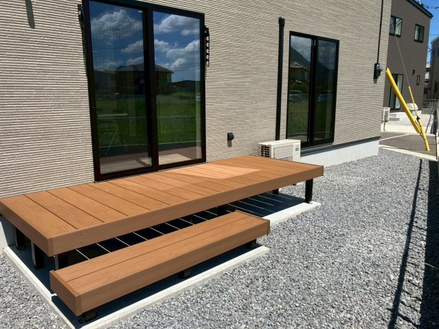 ファミリータウン柞原Ⅱ⑳の庭|リビングの窓からはウッドデッキにつながっています。