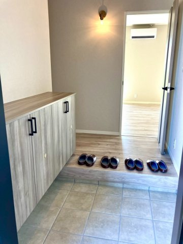 ファミリータウン柞原Ⅱ⑳の玄関|玄関上は吹き抜けになっており、開放感があります。