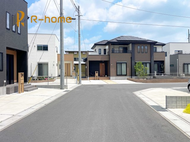 笠間市平町　中古戸建ての前面道路含む現地写真|周辺環境も併せて案内致します♪
閑静な住宅地で笑顔あふれる新生活！
ぜひ現地へお越しください♪