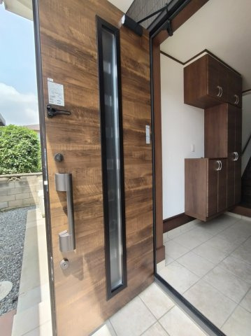 間々田中嶋戸建てのエントランス|玄関