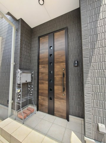 間々田中嶋戸建てのエントランス|玄関ポーチ