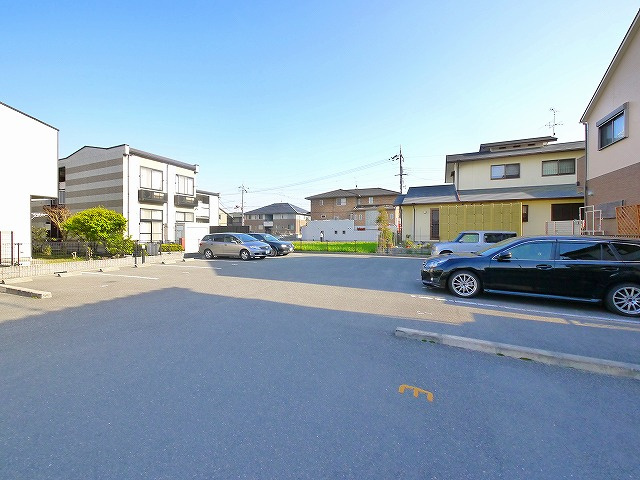 レオパレスグリューナーの駐車場|駐車場があるので、車を買う予定の方も安心です