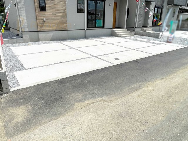 小山市若木町6期　新築戸建て　1号棟の駐車場|カースペースは3台完備。ゲスト用のスペースも確保できますね♪