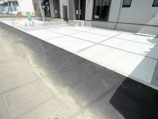 小山市若木町6期　新築戸建て　2号棟の駐車場|カースペースは3台完備。ゲスト用のスペースも確保できますね♪