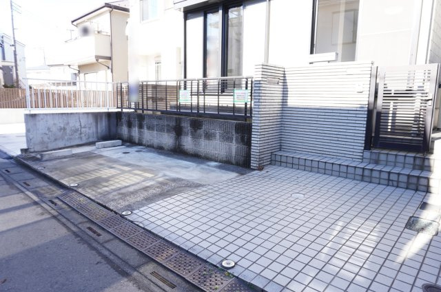 越谷市大間野町5丁目 中古戸建の駐車場