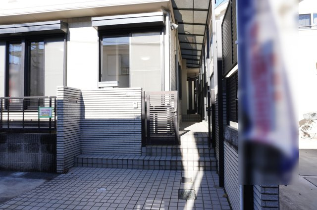 越谷市大間野町5丁目 中古戸建の玄関