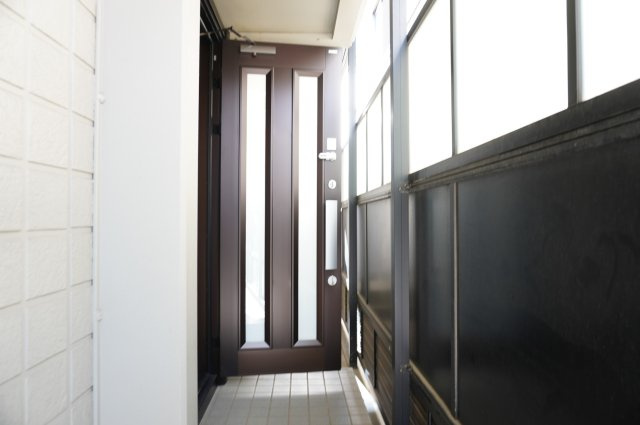 越谷市大間野町5丁目 中古戸建の玄関