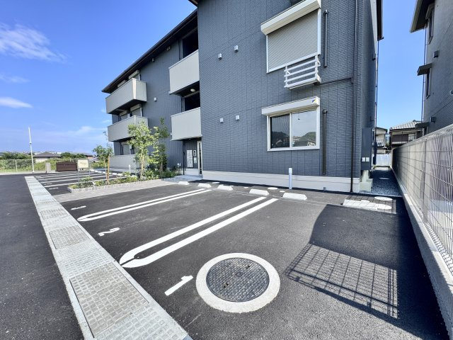 GRAMM奥海印寺EASTの駐車場