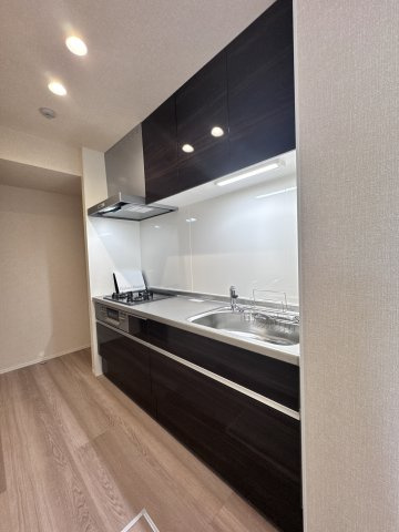 GRAMM奥海印寺EASTのキッチン|独立型システムキッチン。グリル付きで調理も快適なスペース。