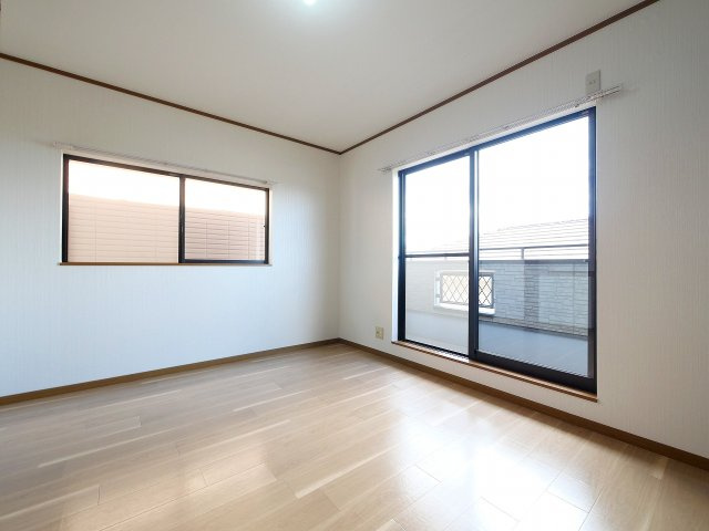 北永井町遊田邸の洋室|明るい洋室です