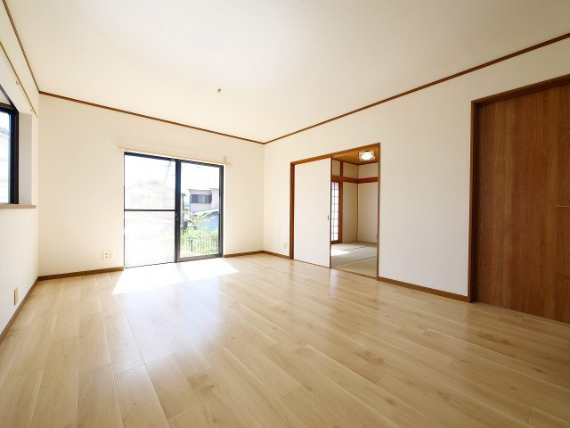 北永井町遊田邸の居間・リビング|こちらの居間で趣味の時間をお楽しみください