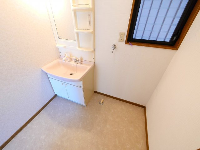 北永井町遊田邸の洗面所|明るい洗面所です