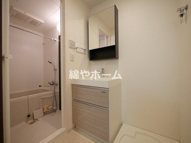 レジュールアッシュ玉造の独立洗面台|朝の支度にも助かる、独立の洗髪洗面化粧台