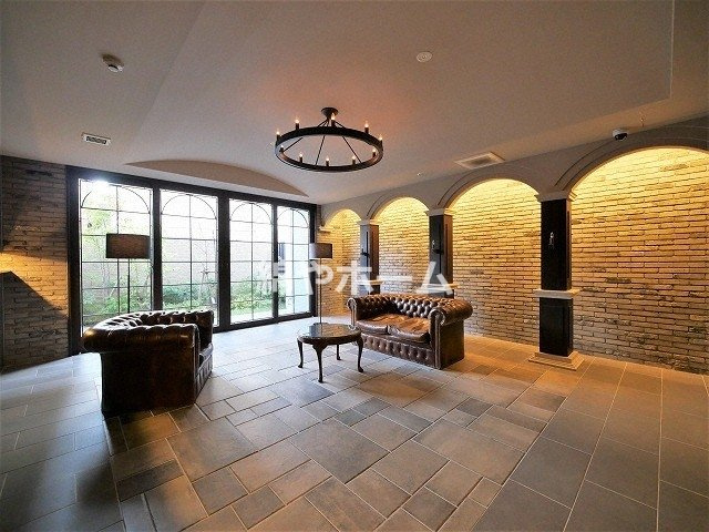 レジュールアッシュ玉造のロビー|ゆとりのあるロビーです