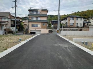 【前面道路含む現地写真】