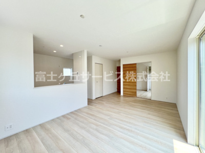 【居間・リビング】 | 富士市天間 23-1期 新築一戸建て 2号棟 | 16.5帖のリビングダイニングです
