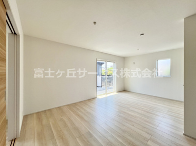 【居間・リビング】 | 富士市天間 23-1期 新築一戸建て 2号棟 | ゆったりとしたリビングです