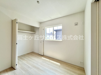 【洋室】 | 富士市天間 23-1期 新築一戸建て 2号棟 | リビング横の4.5帖の洋室です