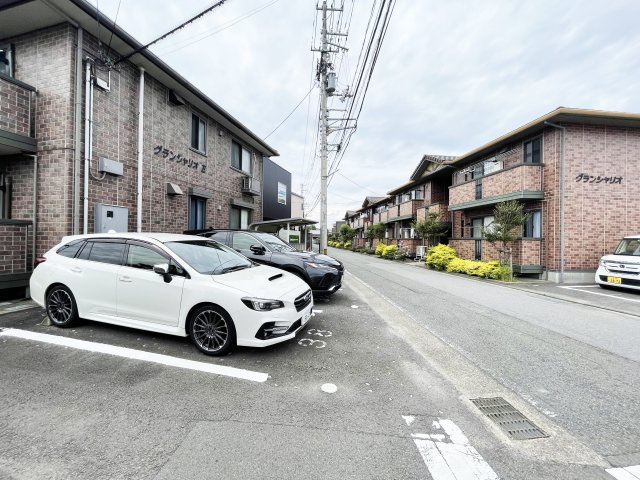 グランシャリオ　E棟の駐車場