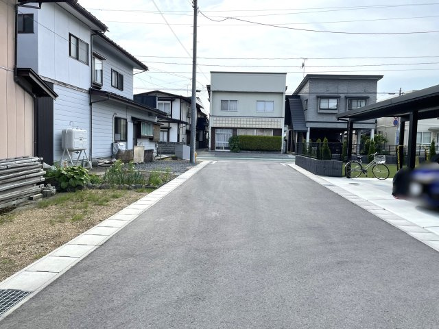 【前面道路含む現地写真】 | 寒河江市　七日町　築浅中古戸建