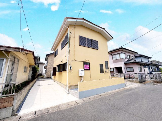 足利市葉鹿町　中古住宅の前面道路含む現地写真