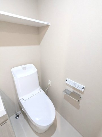 クラリティア浅草橋のトイレ|ペーパーホルダーにスマホストレージ付きの温水洗浄便座です