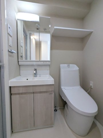 クラリティア浅草橋の設備|トイレと2面鏡付ハンドシャワー付独立洗面台です