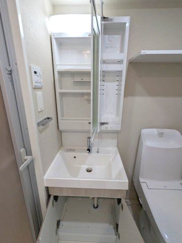 クラリティア浅草橋の設備|2面鏡付ハンドシャワー付洗面台です