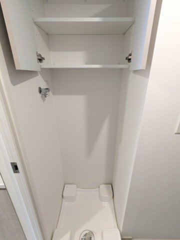 クラリティア浅草橋の設備|洗濯機置場は排水溝のお手入れがしやすい様に手前に配置し、足高の防水パンです