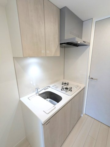 クラリティア浅草橋のキッチン|ガス2口システムキッチン、瀟洒でお手入れ楽なガラストップコンロ、キッチンプレート付きで料理しやすいスペース確保
