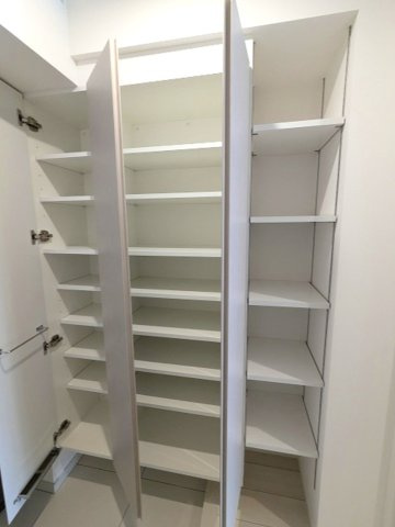 クラリティア浅草橋の玄関|傘フック付収納豊富なトールタイプのシューズBOXです