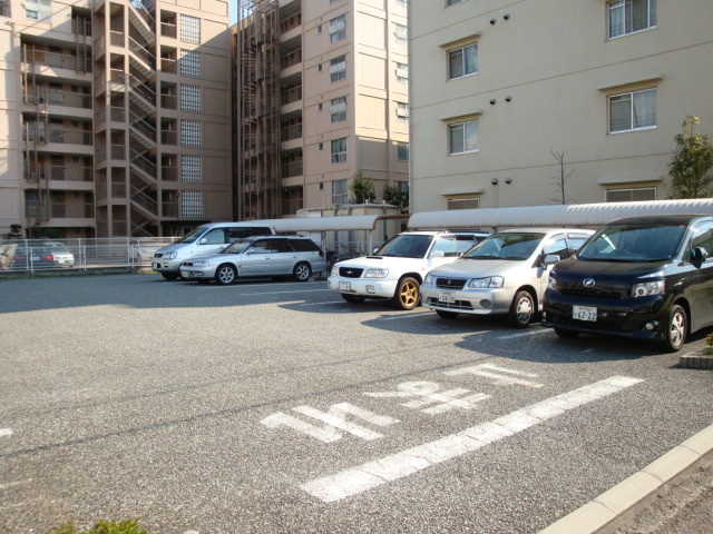 ノイハウス宝塚の駐車場