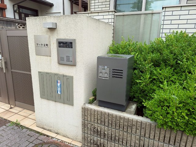 アーク金町のエントランス|宅配ボックスあり