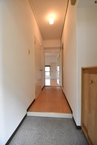 杉本マルミマンションの玄関