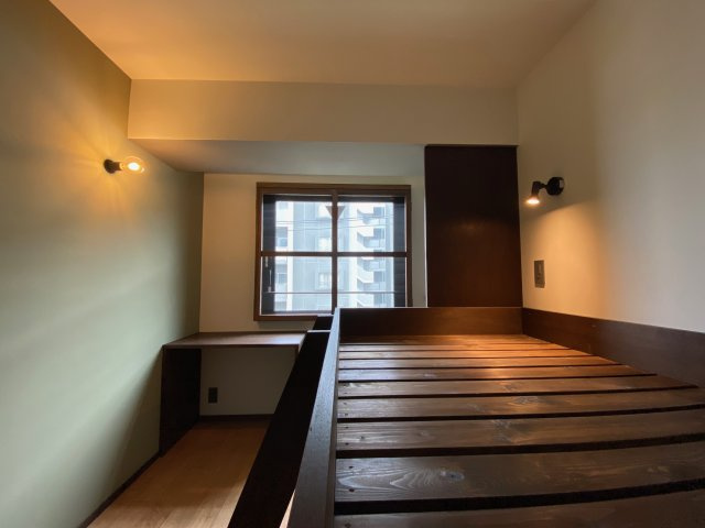 シェアハウスOttO（オット）の収納|アクセントクロスと間接照明でおしゃれな空間です。