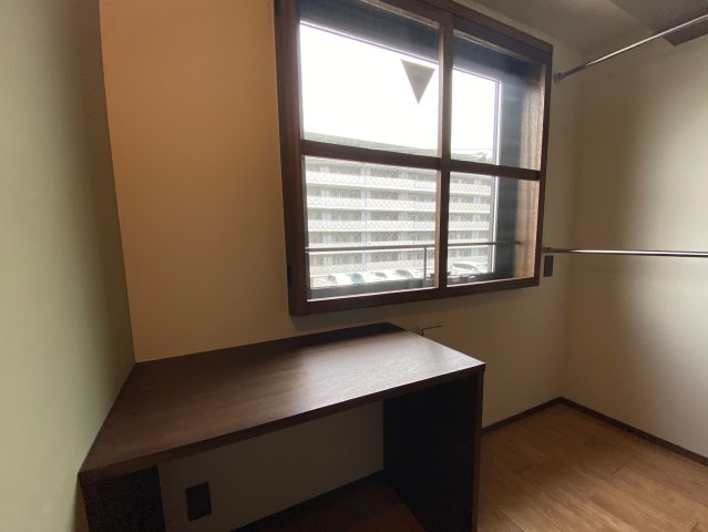 シェアハウスOttO（オット）の寝室|大きな窓にカウンター、居心地の良い場所です。