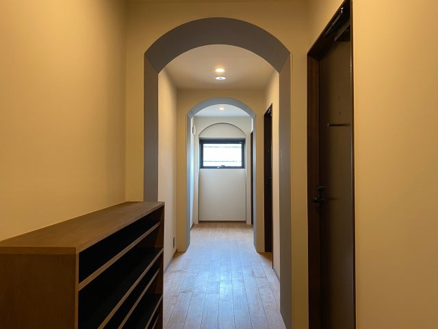 シェアハウスOttO（オット）のその他共用部分|ものがたりの中にいるような素敵な廊下です。