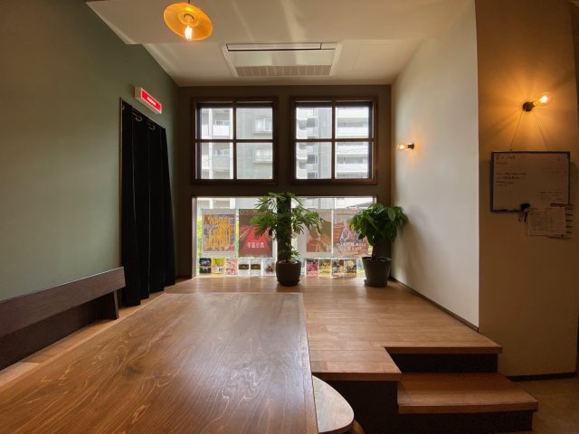 シェアハウスOttO（オット）のその他共用部分|共用スペースの大きな窓から、穏やかな日差しが差し込みます。