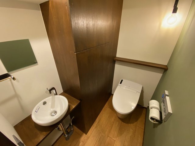 シェアハウスOttO（オット）のトイレ|手洗器付のおしゃれな共用トイレです。