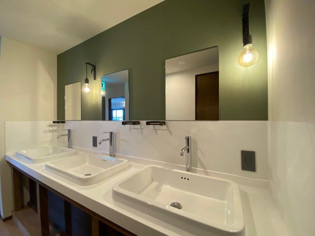 シェアハウスOttO（オット）の洗面所|３連の洗面台、ゆとりが感じられます。