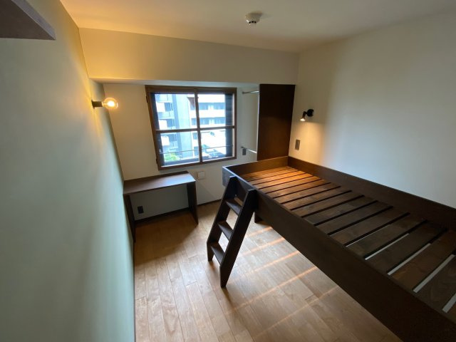 シェアハウスOttO（オット）の寝室|木のぬくもりが感じられる造作ベッドです。