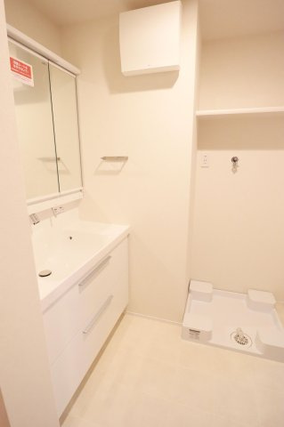 【独立洗面台】 | アダージュ原五番館 | 収納力と機能性に優れた三面鏡洗面化粧台で、散らかりがちな洗面回りもすっきり清潔に保てます