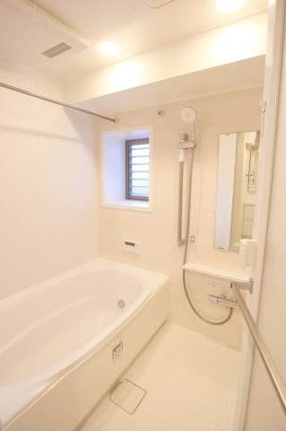 【浴室】 | アダージュ原五番館 | 浴室に窓がついてるので換気がしやすくカビ対策にもってこい。浴室乾燥機も付いてます