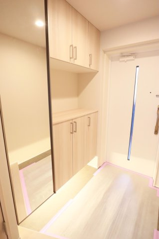 【玄関】 | アダージュ原五番館 | 収納力に優れた玄関でいつでも片付いた状態でお客様を迎えられます