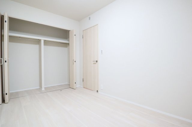 【洋室】 | アダージュ原五番館 | 6.2帖の広々としたお部屋は収納スペースがたっぷり！どんなお洒落さんでも安心の大容量収納が自慢です