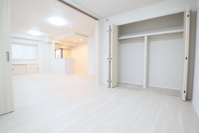 【居間・リビング】 | アダージュ原五番館 | 5.9帖の洋室。リビングとは引き戸でフラットにつながっています