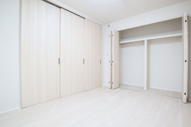 【洋室】 | アダージュ原五番館 | 収納スペースがたっぷりあるので、部屋を広々と使えてストレスなく過ごせます