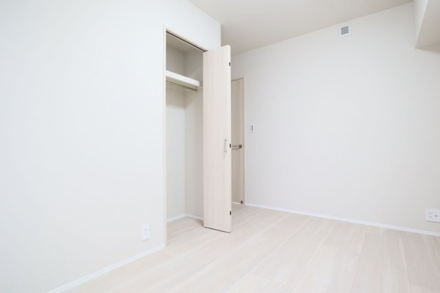 【収納】 | アダージュ原五番館 | 5.7帖の洋室。各部屋にはクローゼットを完備しているのですっきりして快適空間です