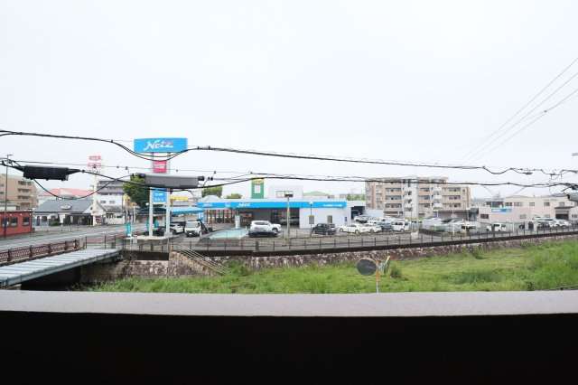 【展望】 | アダージュ原五番館 | 陽当りの良いバルコニーはたっぷりの洗濯物も良く乾きます。前方に遮るものがない開けた眺望が魅力です