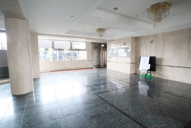 【エントランス】 | アダージュ原五番館 | エントランスホールは高級感もあるシンプルかつスッキリとした造りで、お住まいの方を心地よくお迎えします